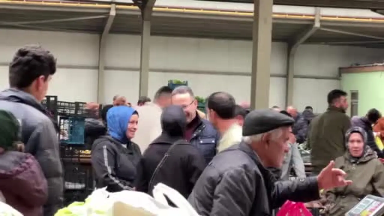 Ardahan Valisi Yamlı ve eşi pazar tezgâhlarını gezerek alışveriş yaptı