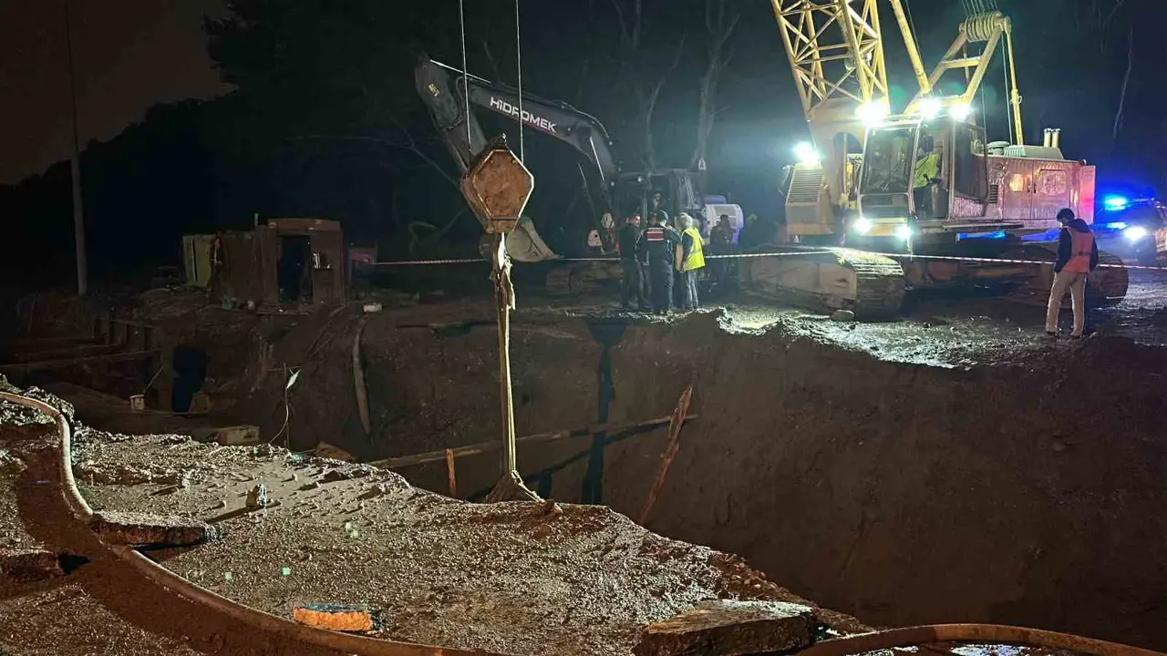 Gece saatlerinde göçük altında kalan işçi kurtarıldı