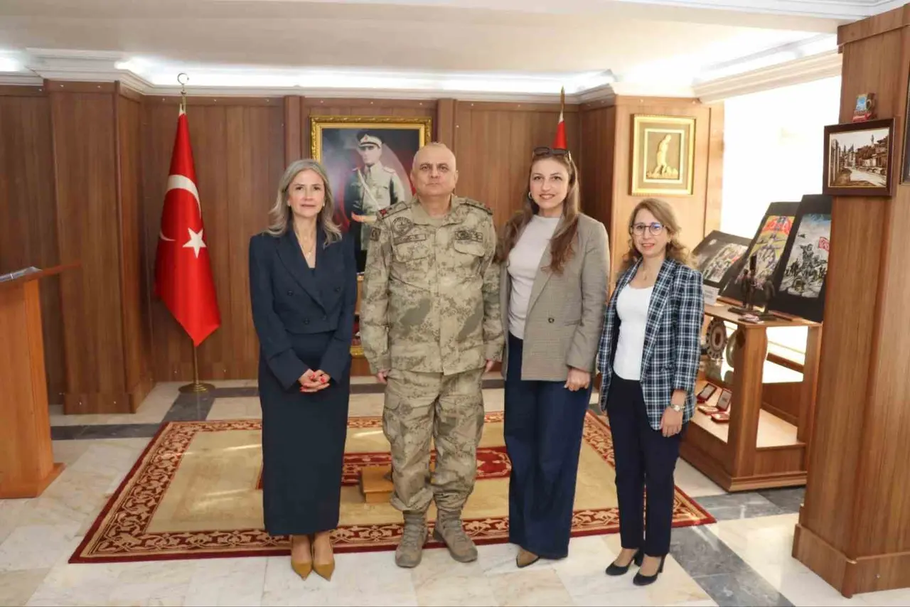 Kars Kızılay Şubesi’nden İl Jandarma Komutanı Coşkun’a hayırlı olsun ziyareti