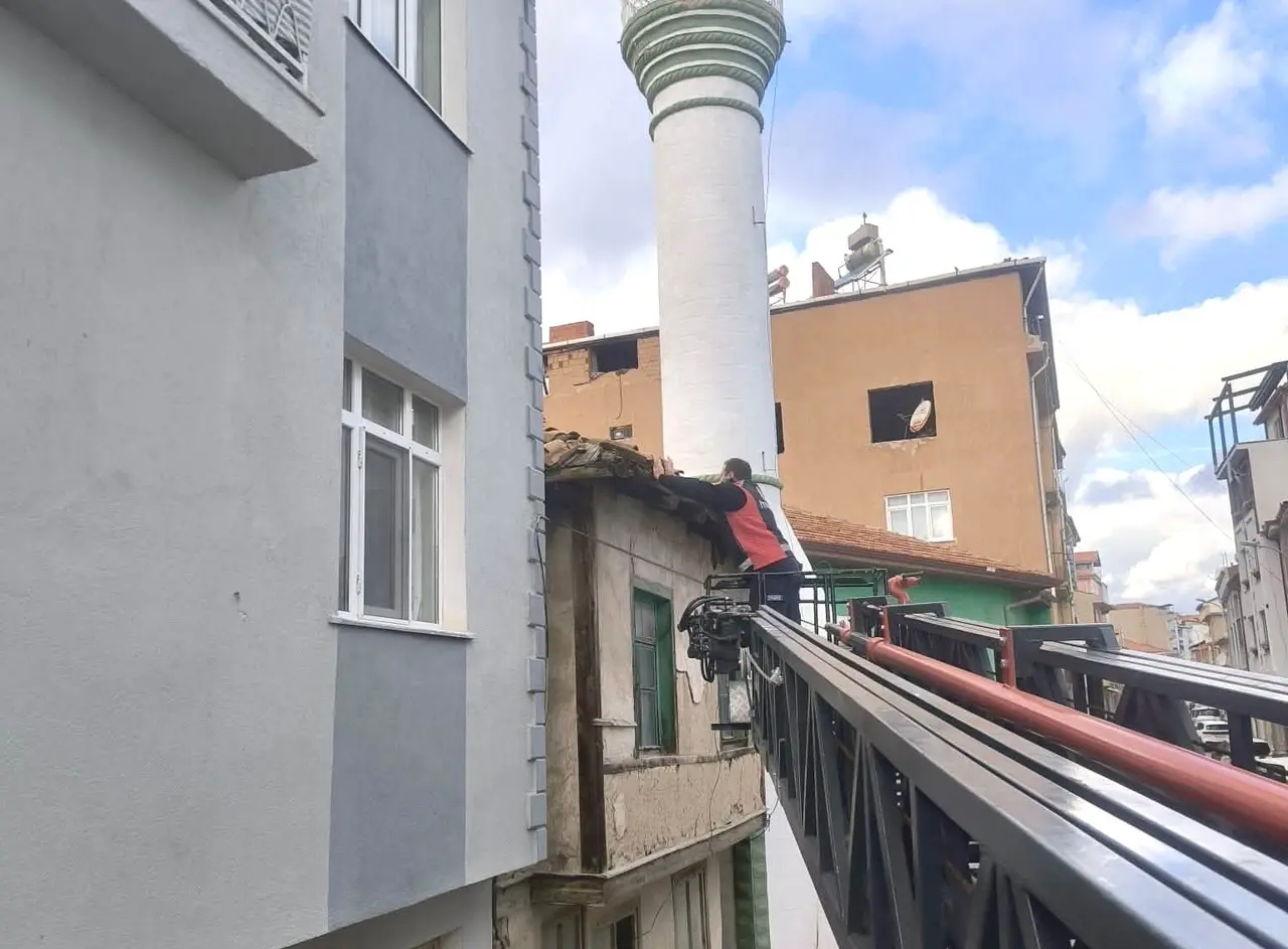 Hisarcık’ta metruk binalara itfaiye müdahalesi