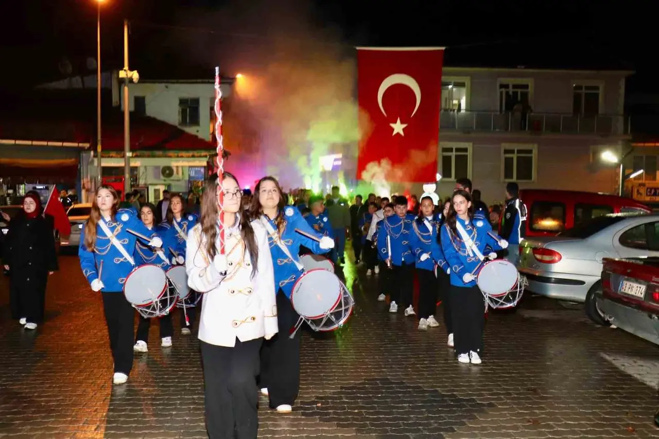 Hisarcık’ta Cumhuriyet coşkusu fener alayı ve konserle devam etti