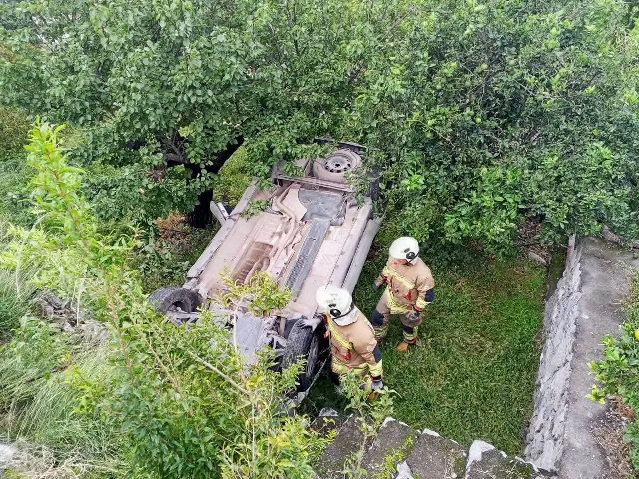 İskenderun’da bahçeye uçan otomobildeki 2 kişi yaralandı