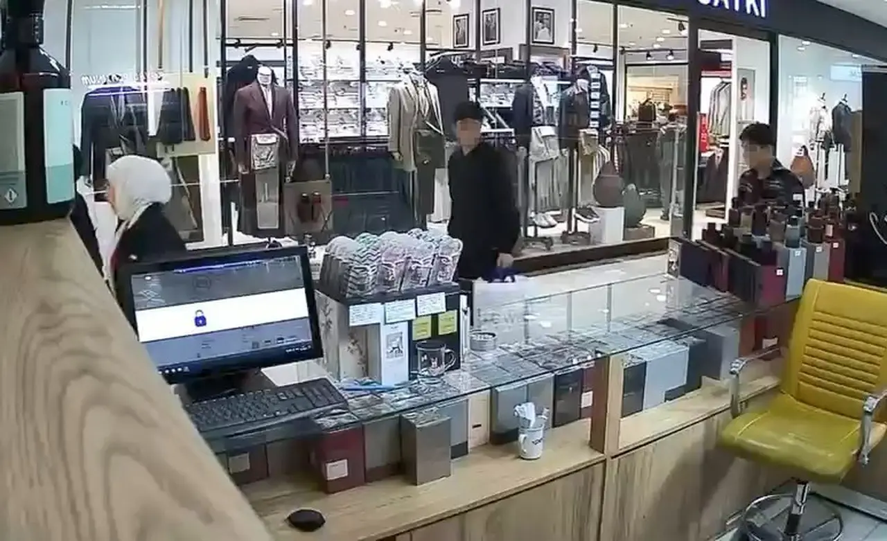 Önce kokladı, hoşuna gidince parfümü cebine koyup uzaklaştı