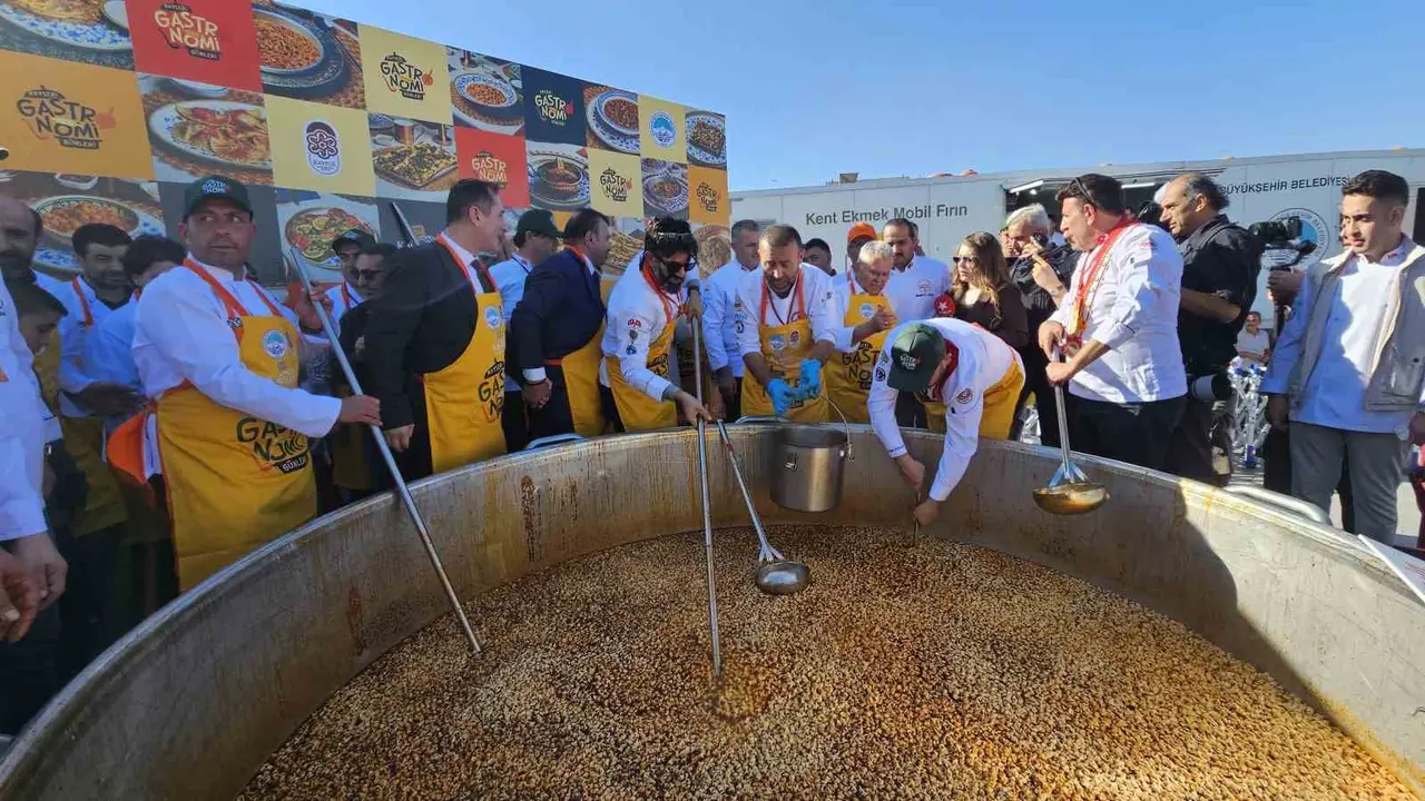 Kayseri Gastronomi Günleri’nde 1 ton börek aşı dağıtıldı