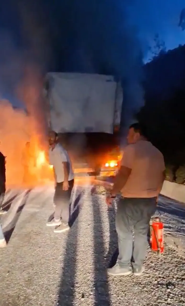 Isınan balatalar önce lastikleri sonra kamyonu yaktı