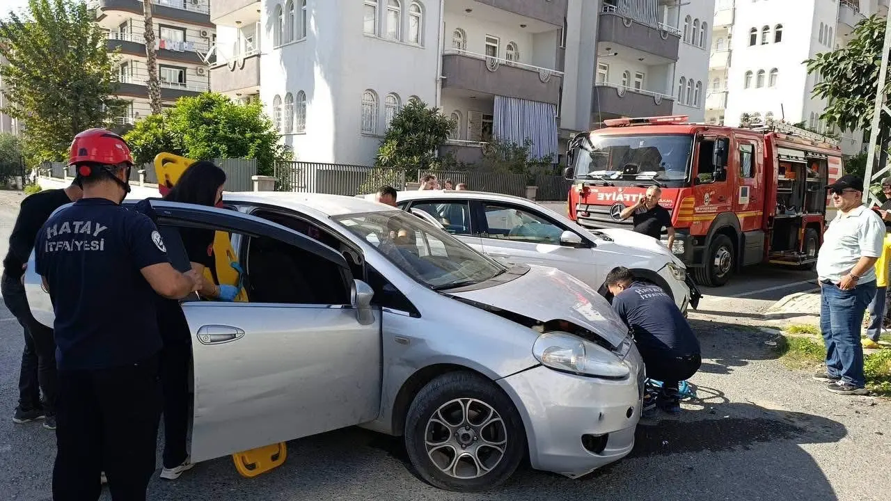Dörtyol’da iki otomobil çarpıştı: 3 yaralı