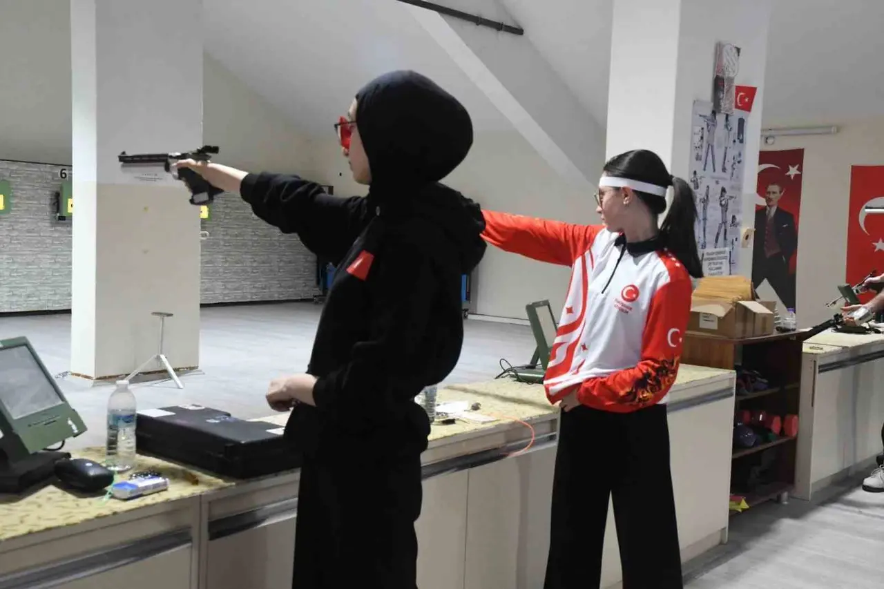 Eskişehir’de 29 Ekim Cumhuriyet Bayramı havalı silahlar atıcılık kupası gerçekleştirildi
