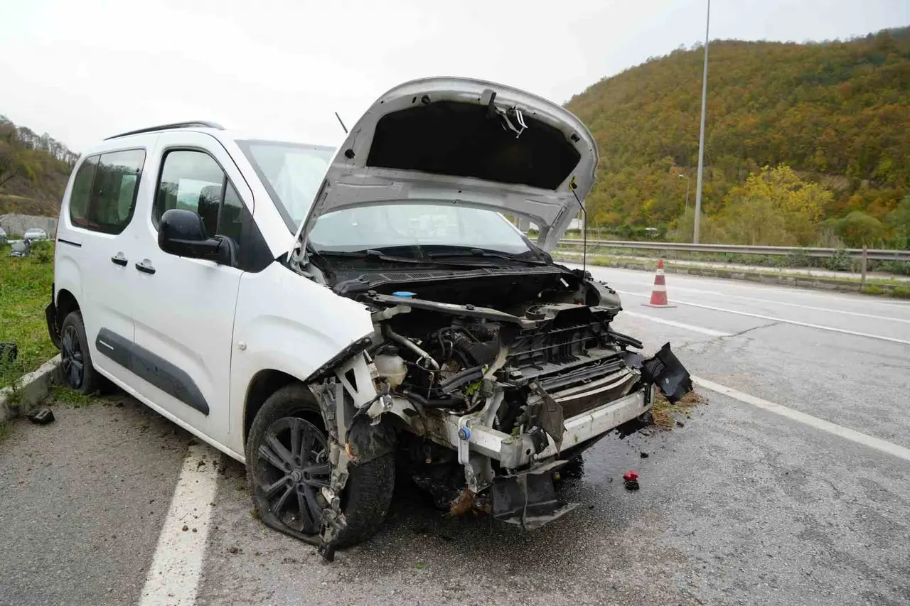 Samsun’da hafif ticari araç refüje çıktı: 3 yaralı