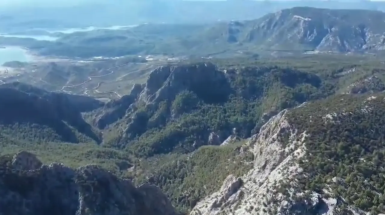 Yazılı Kanyon’da mahsur kalıp kurtarılan 3 gönüllünün tespit edilme anı dron kamerasına yansıdı