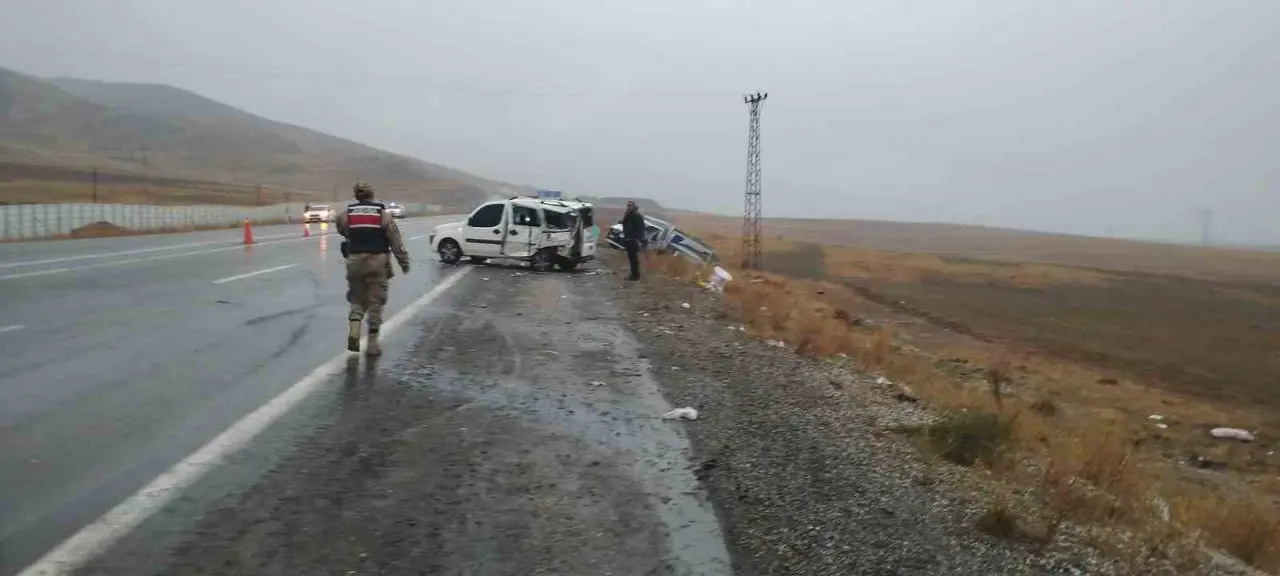 Van Başkale yolunda feci kaza: 12 yaralı