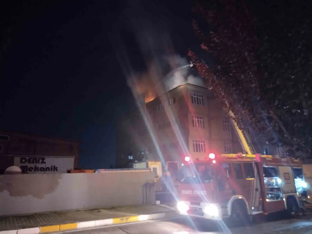 Tuzla’da ayakkabı fabrikasında yangın