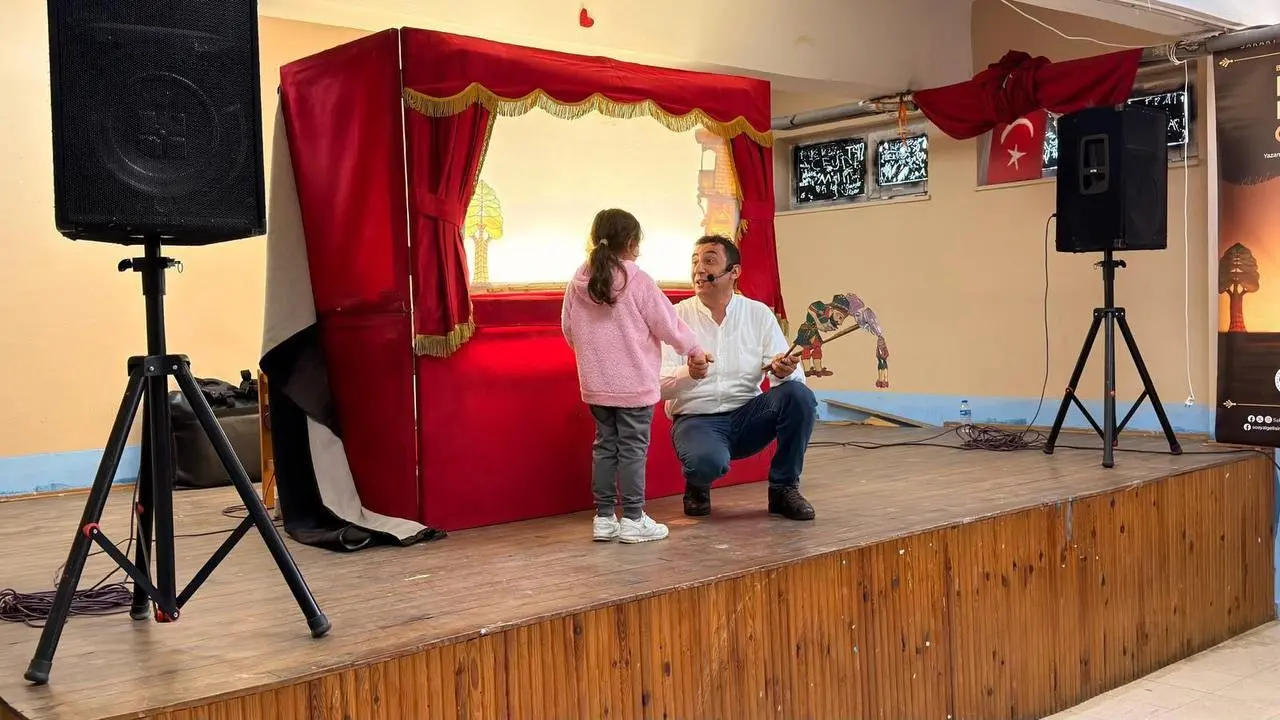 Minikler Hacivat ve Karagöz ile eğlendi
