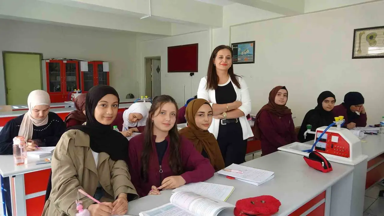 Yapay zeka destekli videolarla kimya dersinin öğrenimini kolaylaştırıyor