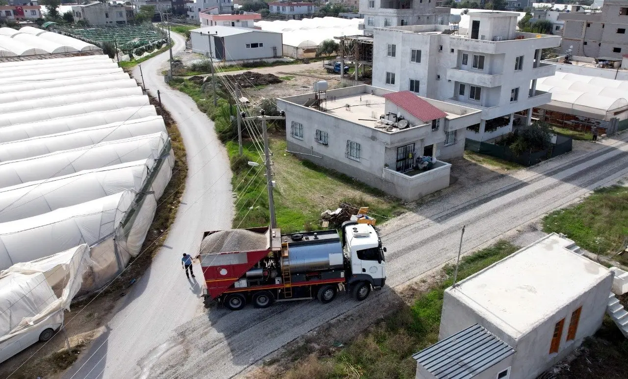 Akdeniz Belediyesi ilçenin dört bir yanında asfalt çalışmalarını sürdürüyor