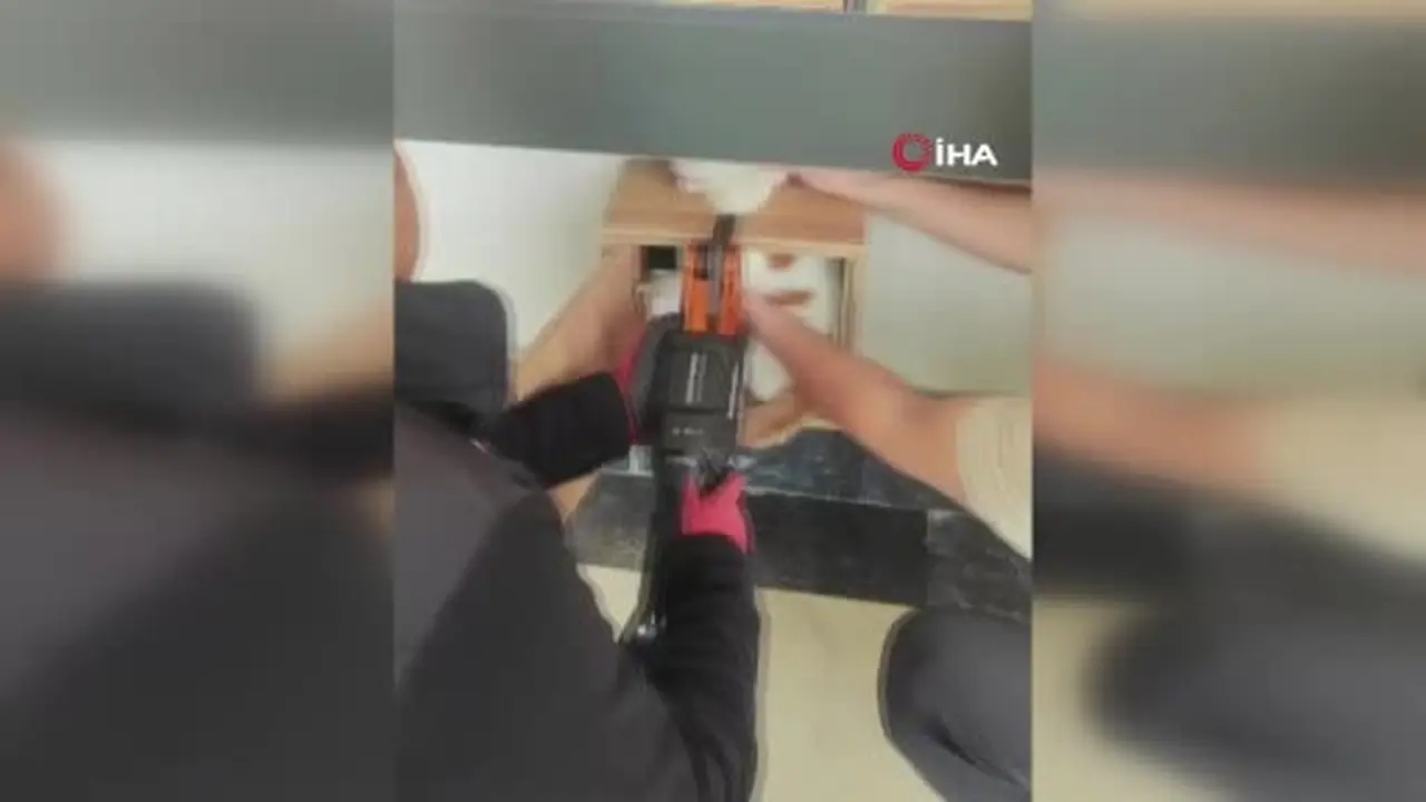 Malatya’da posta kutusuna sıkışan kedi kurtarıldı