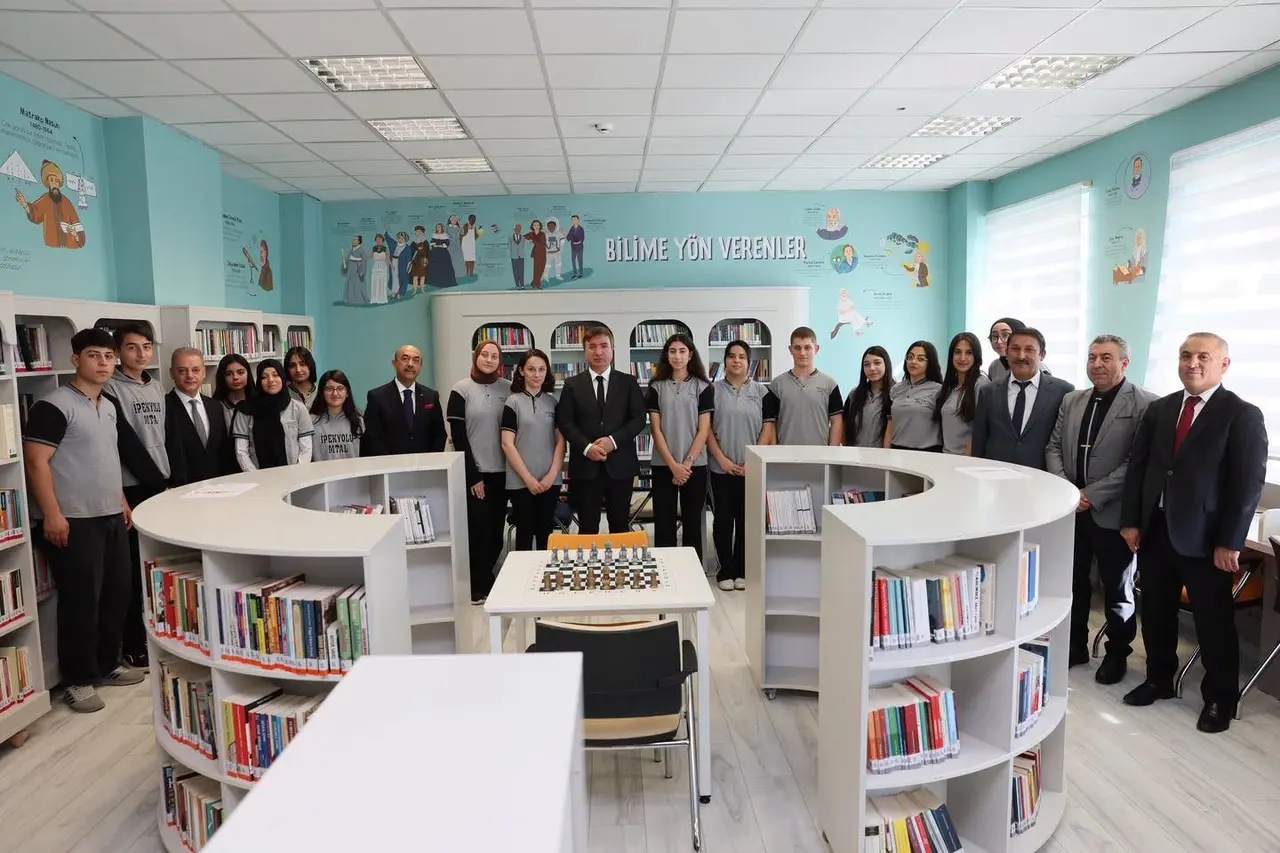 Erzincan’da İpekyolu Ticaret Lisesi’ne yeni kütüphane açıldı
