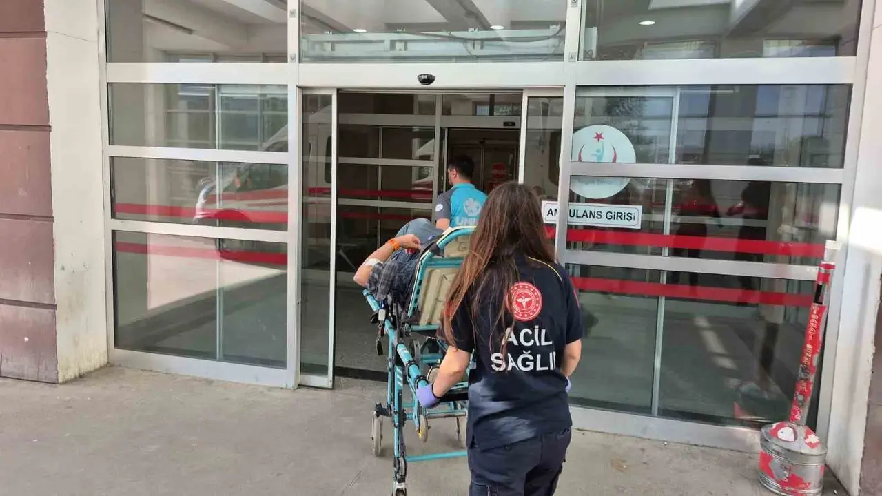 Elinde tuttuğu bıçak kalçasına saplandı