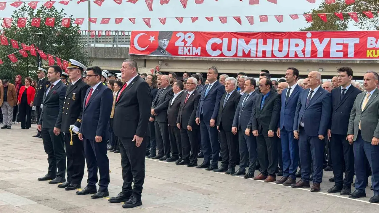 Alaplı’da Cumhuriyet Bayramı’nın 103. yılı çelenk töreniyle kutlandı