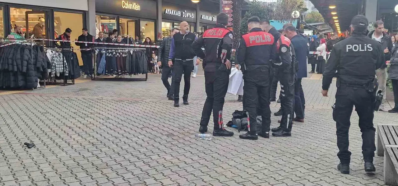 AVM’de silahı ateş alınca kendini vurdu
