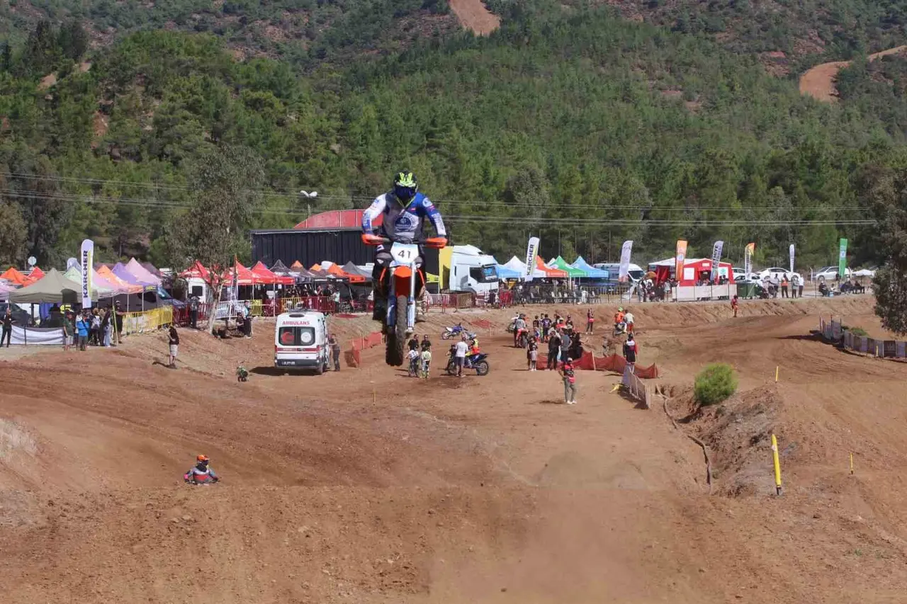 Fethiye’de ilk gün motokros yarışları nefesleri kesti