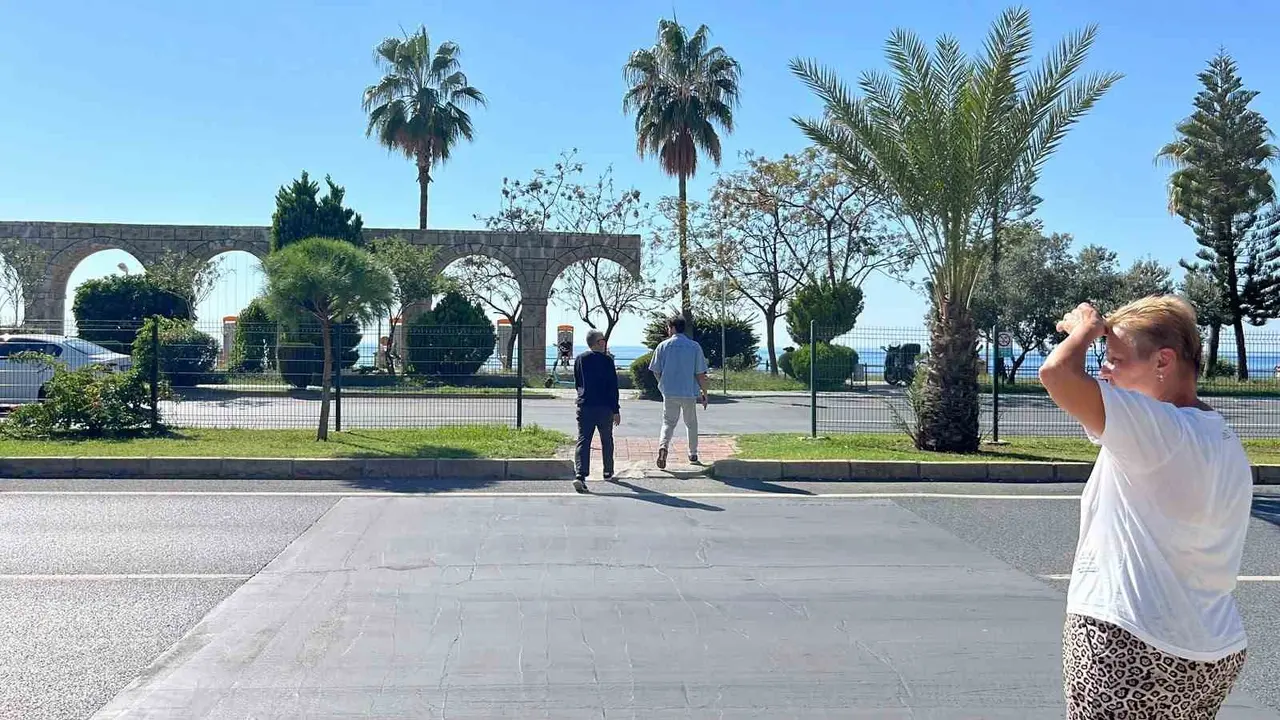 Alanya’da yayaya çarpan motosikletin sürücüsü hayatını kaybetti, yaya ağır yaralandı