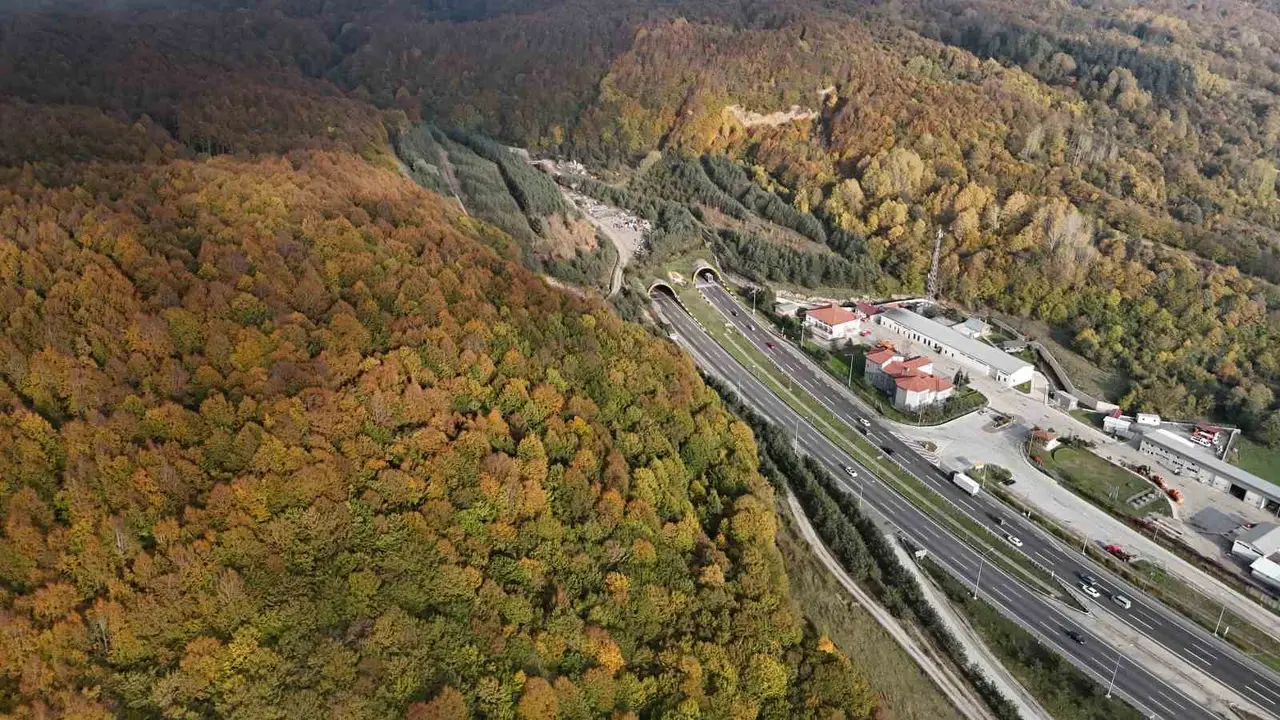 Bolu Dağı Tüneli geçişinde sonbahar güzelliği yaşanıyor