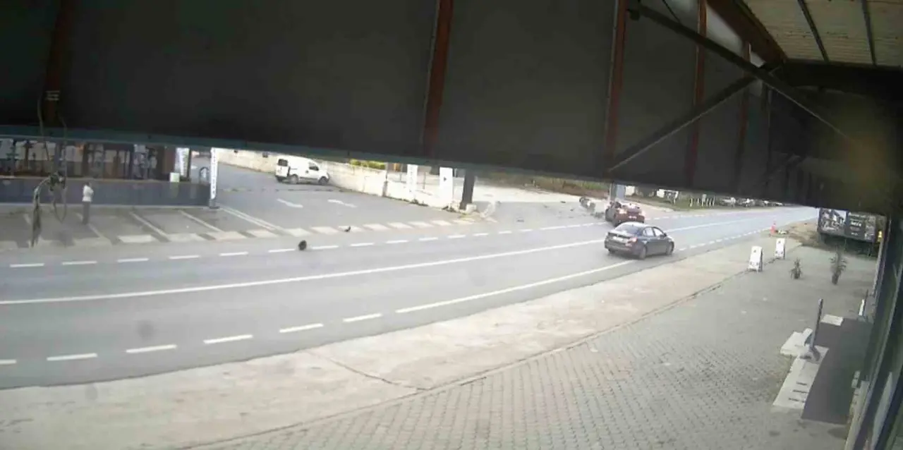 Motosiklet ile otomobil çarpıştı