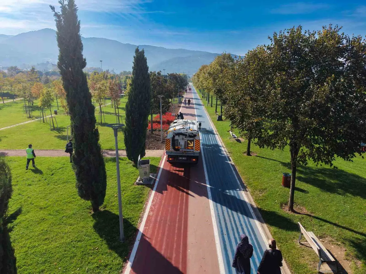 Büyükşehir’den park ve bahçelere düzenli bakım