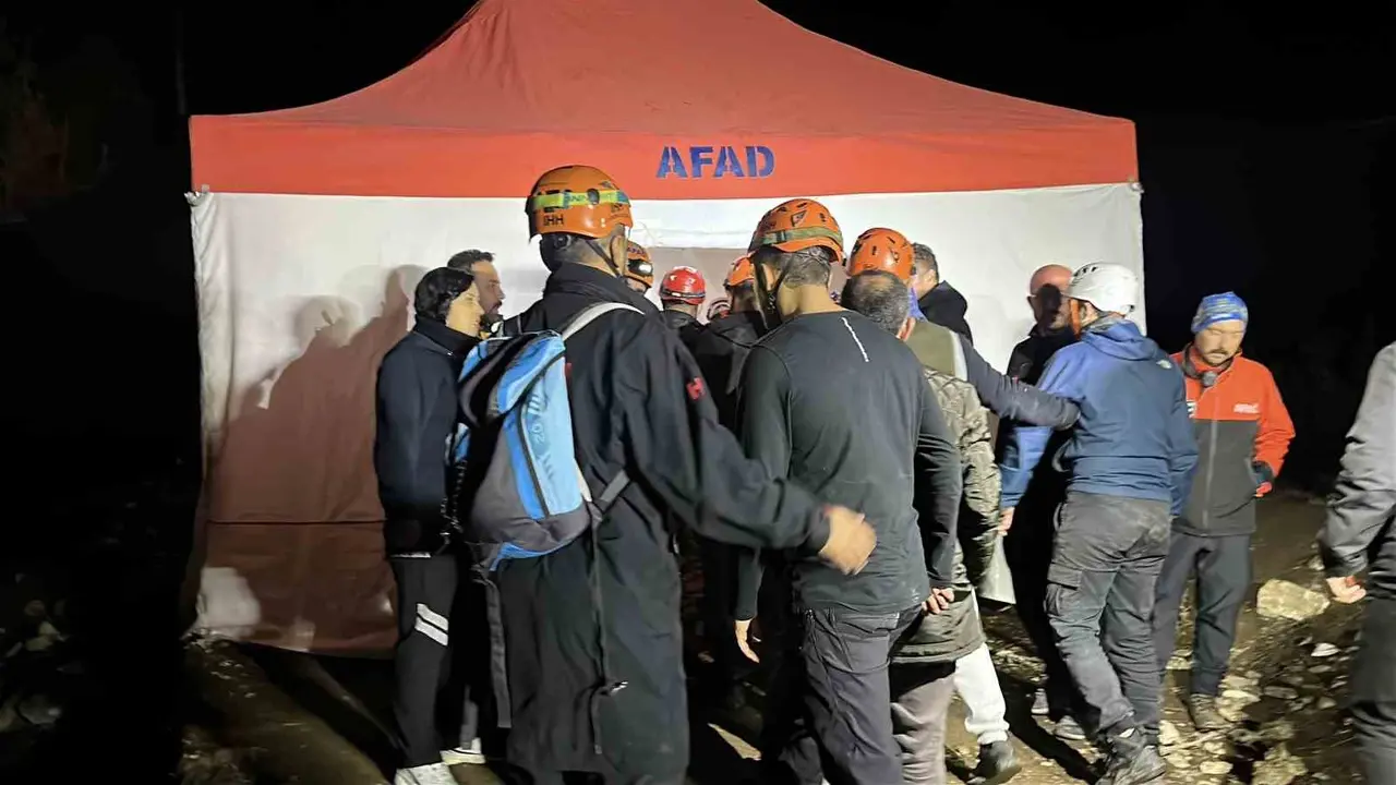 Yazılı Kanyon’da mahsur kalanlara dron ile ulaştırılan telsiz, kurtuluşun habercisi oldu