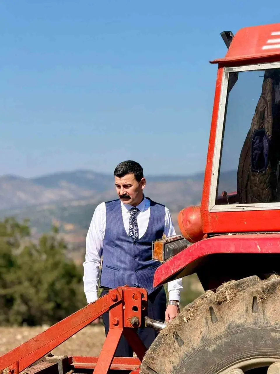 Hamamözü Kaymakamı Arslan traktörle tarla sürdü