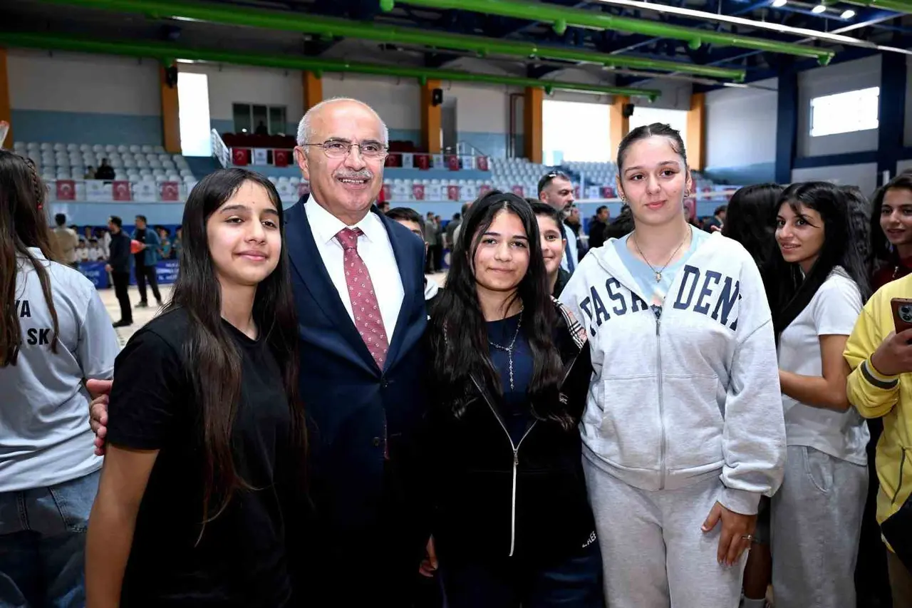 Bakan Bak’tan Melekbaba Spor Tesisi’ne tam not