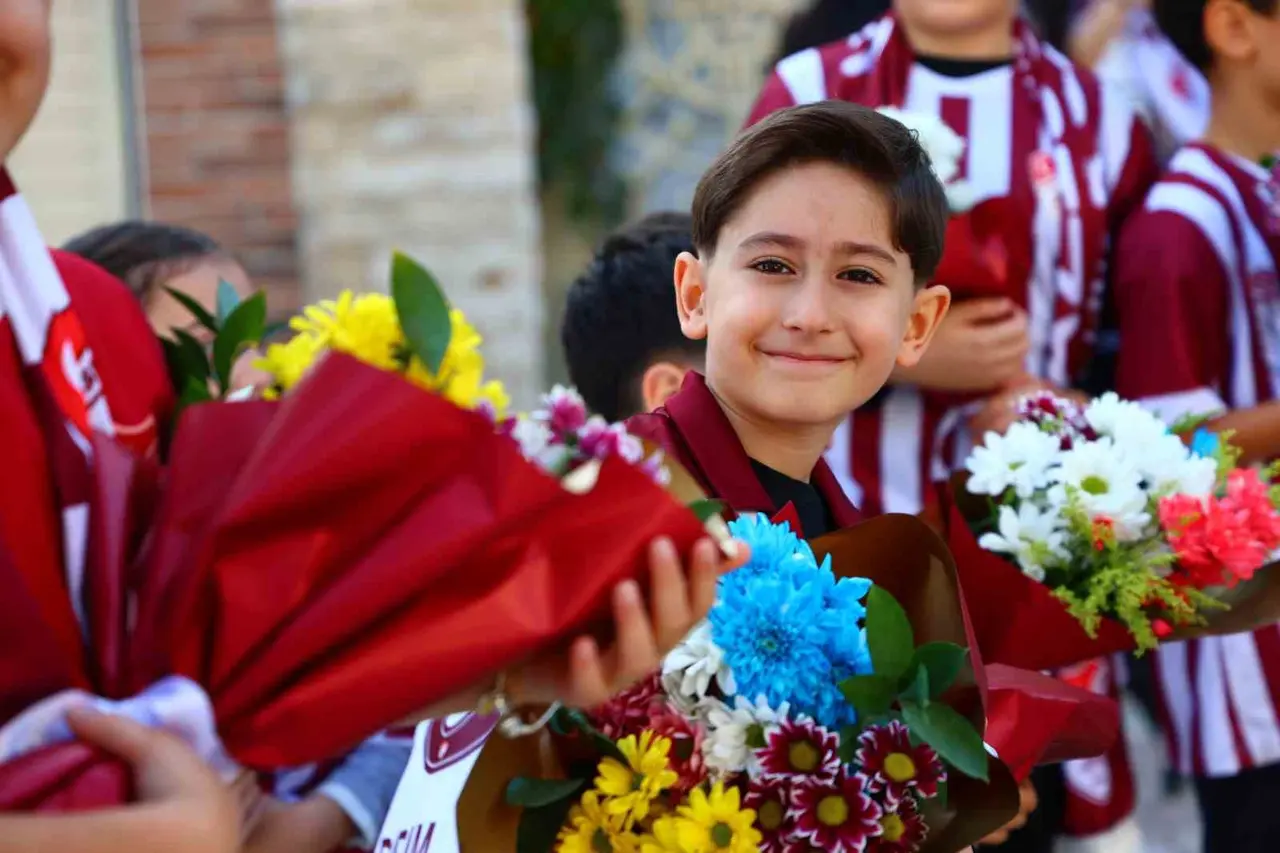 Elazığ’da tribünleri aratmayan okul buluşması: Meşale ve tezahüratlarla karşılandılar