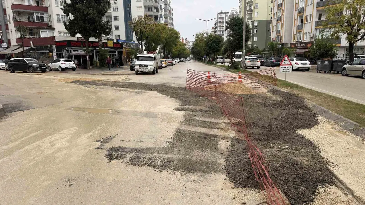 Adana’da şiddetli yağış sonrası yol çöktü