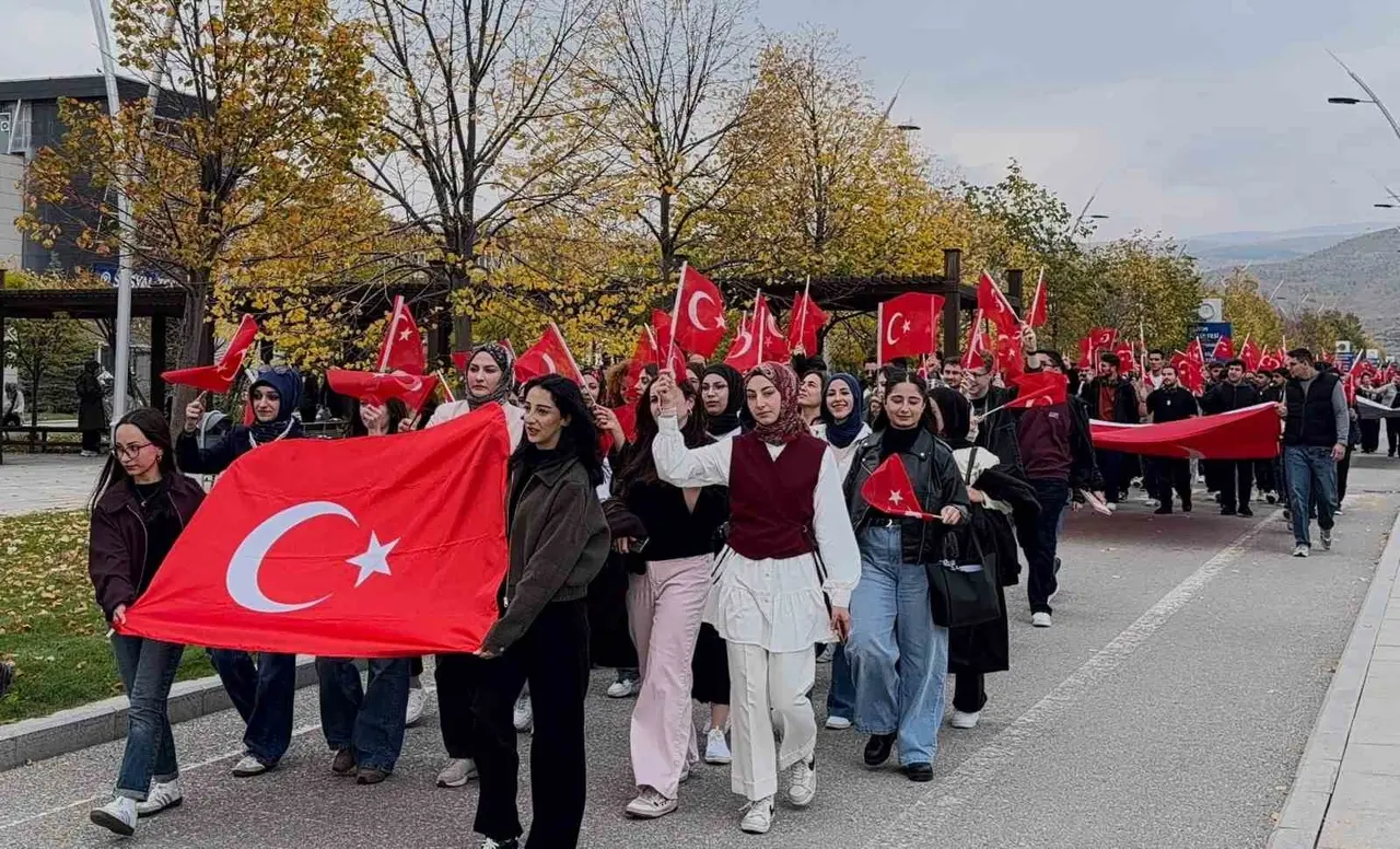 Cumhuriyet Bayramı dolayısıyla bayrak yürüyüşü düzenlendi