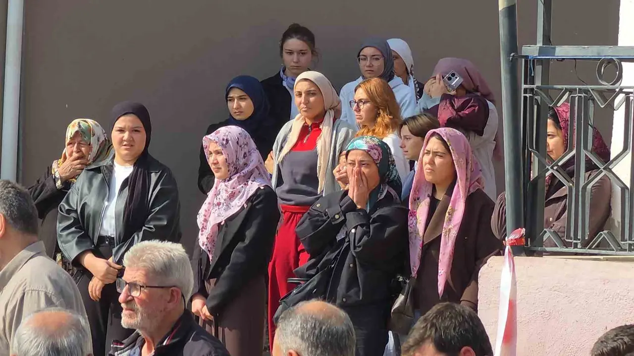 Uzaklaştırma kararı aldırdığı eski erkek arkadaşı tarafından öldürülen genç kız toprağa verildi