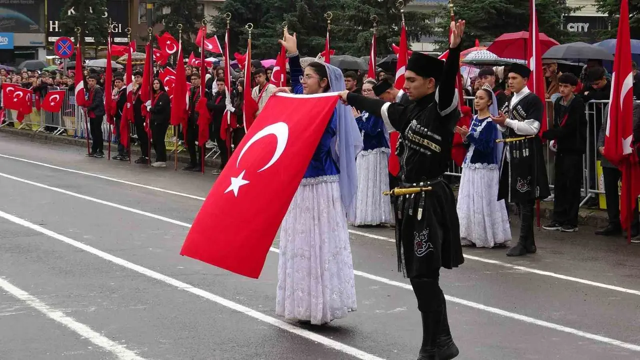 Kars’ta Cumhuriyet’in 103. yılı yağmur altında coşkuyla kutlandı