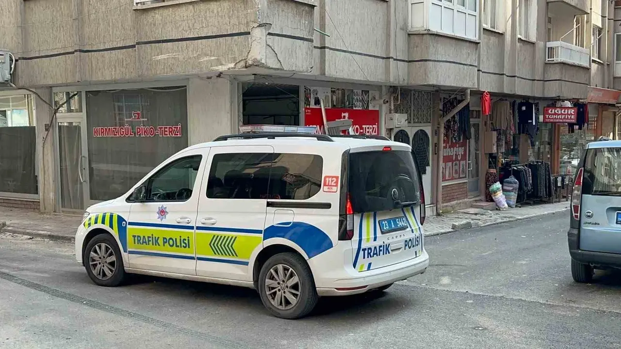 Yolcu minibüsü ile çarpışan ticari taksi terzi dükkanına girdi