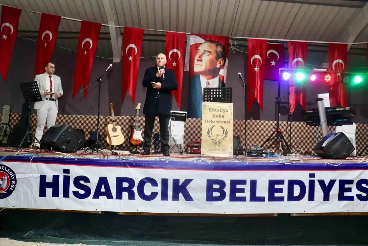 Hisarcık’ta Cumhuriyet coşkusu fener alayı ve konserle devam etti