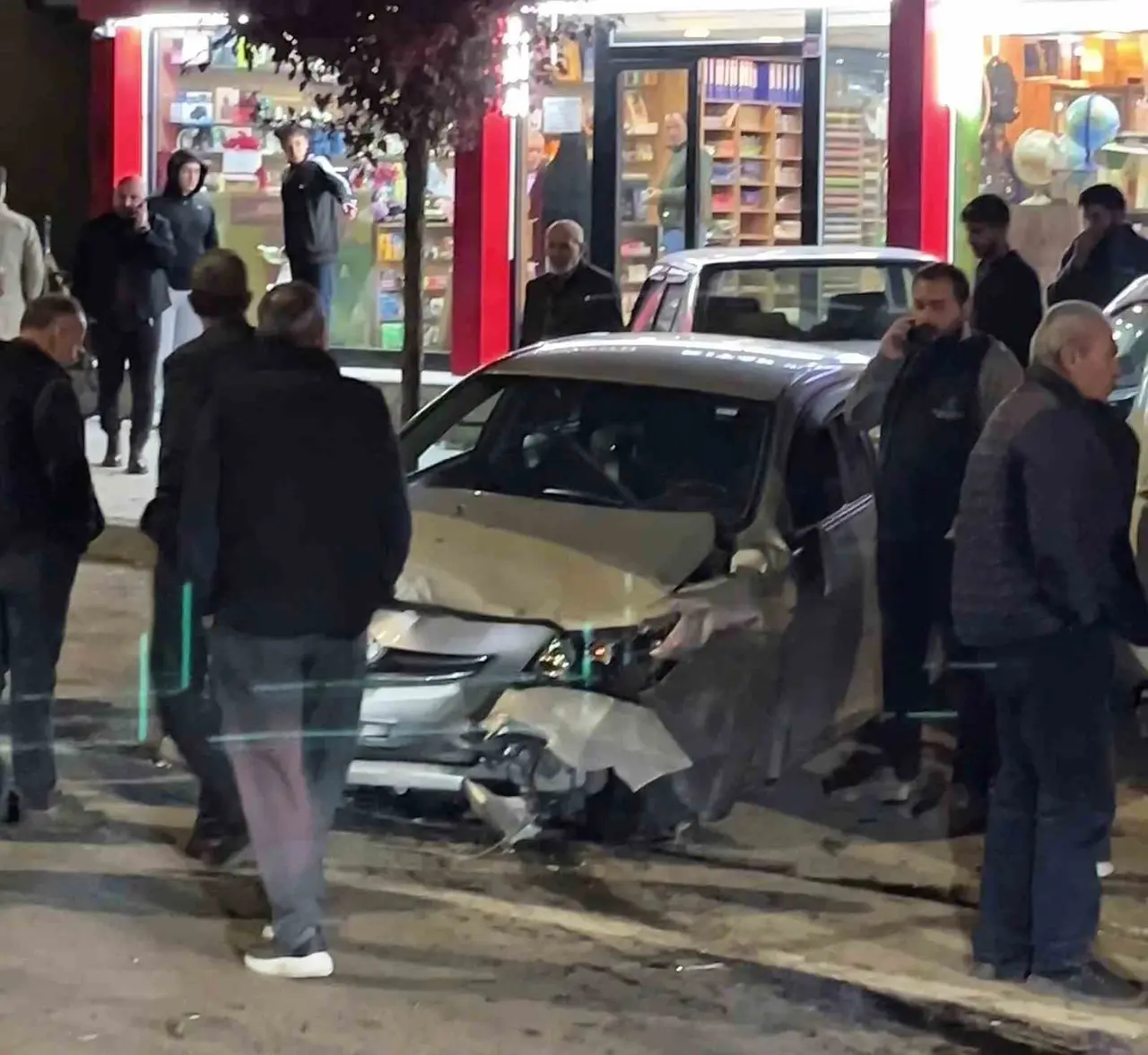 Erzurum’da otomobilin direksiyonu kilitlendi, 3 araç birbirine girdi: 1 yaralı