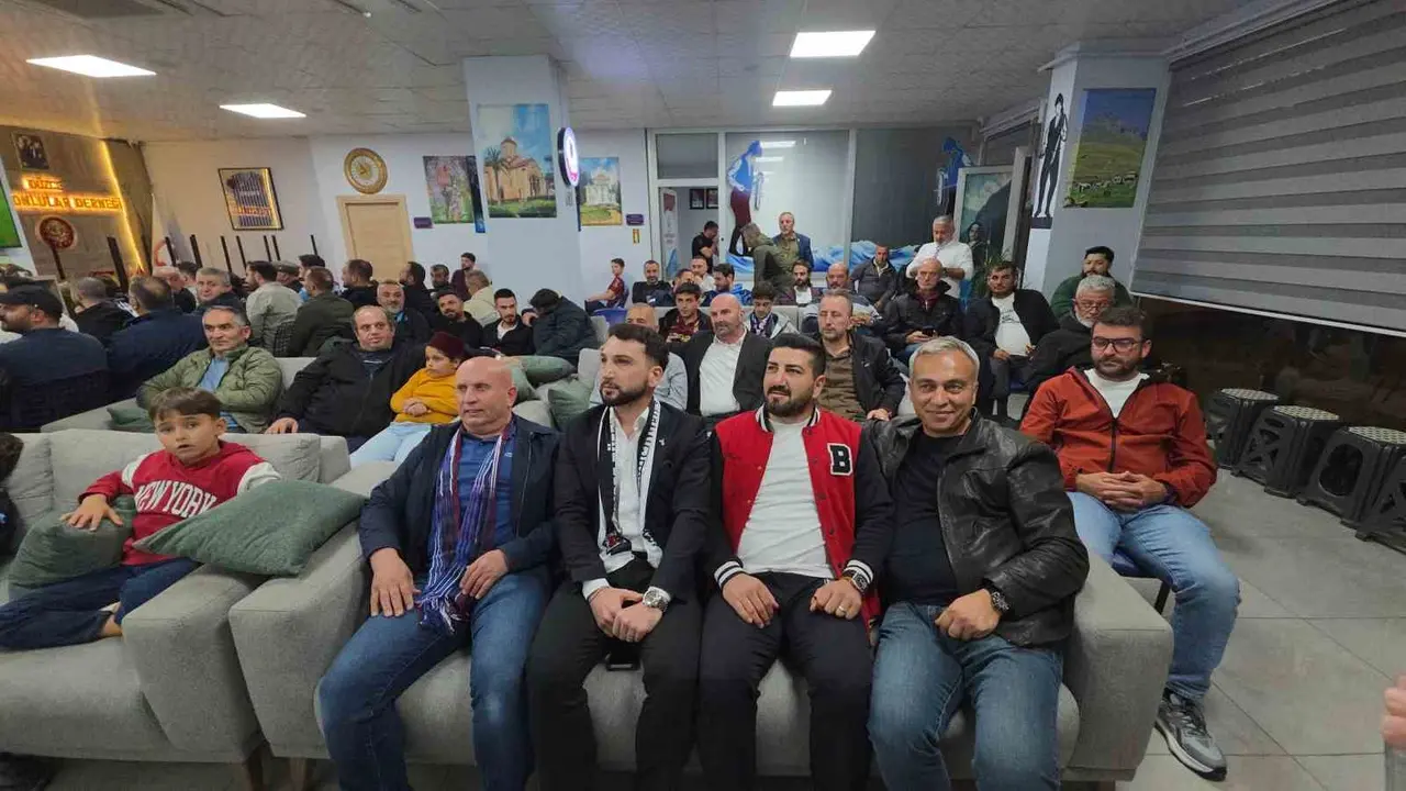 Düzce’de Beşiktaşlılar ve Trabzonsporlular, maçı birlikte izledi
