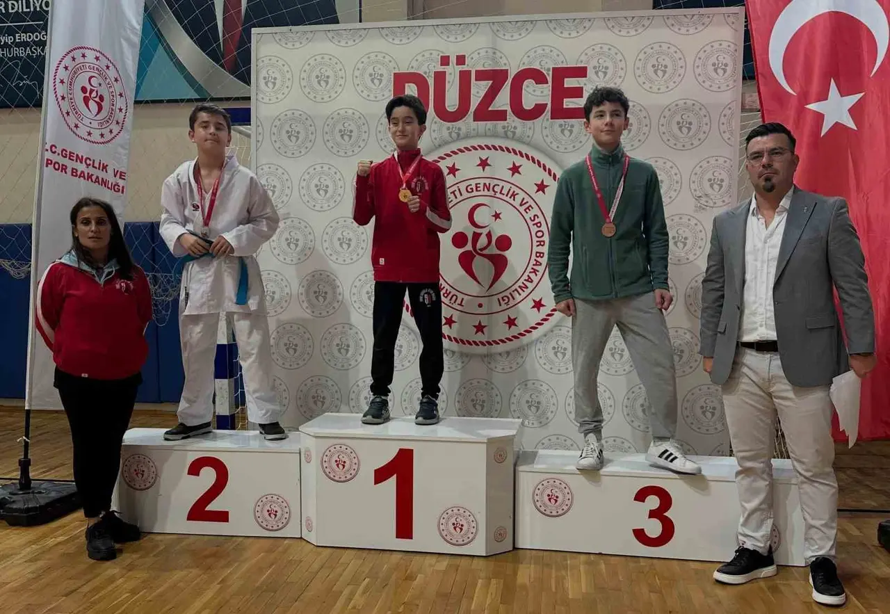 Düzce’de karate şampiyonasında 185 sporcu tatamiye çıktı
