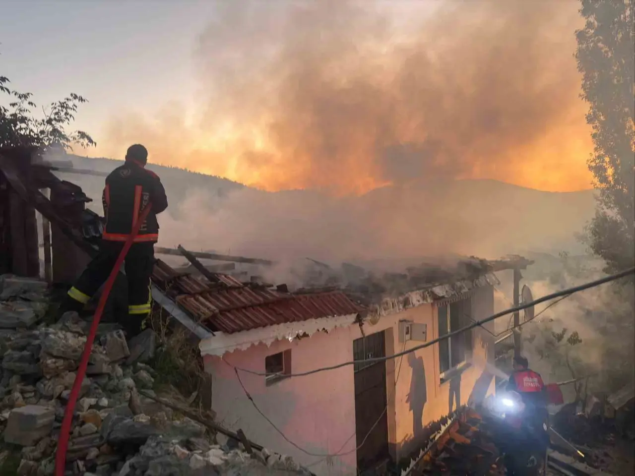 Akrabasını yakarak öldürmeye çalıştığı iddia edilen şahıs tutuklandı