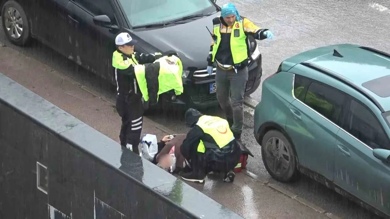 Polisin yaralı kadına yardımı yürekleri ısıttı: Kaldırıma taşıdı, ıslanmasın diye yelekle korudu