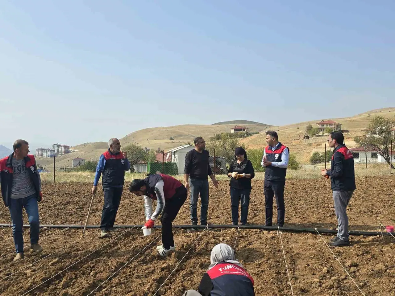70 yaşındaki üretici Şehriban teyzenin yardımına tarım ekipleri yetişti