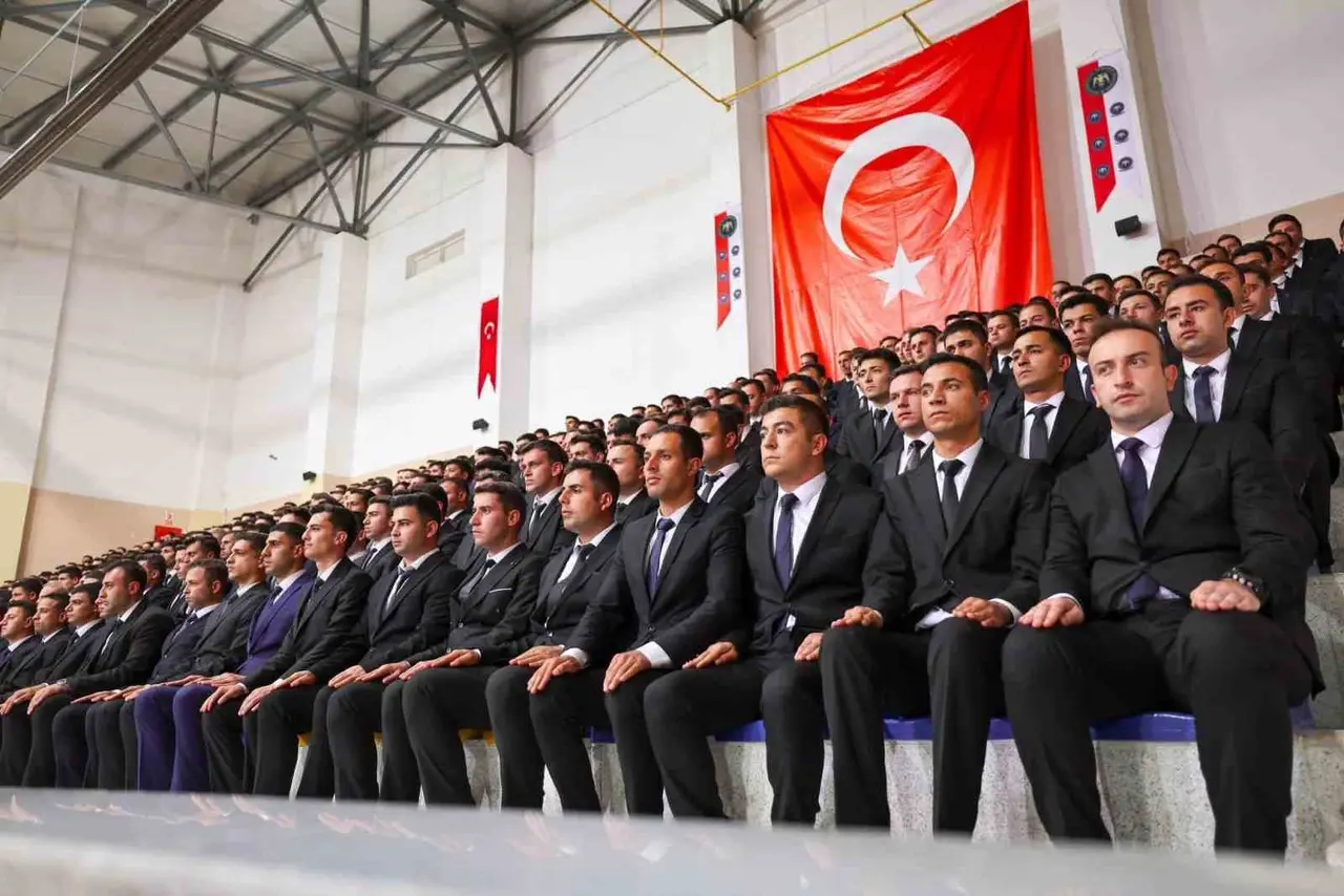 Vali Akmeşe, 807 polis adayıyla  derste buluştu