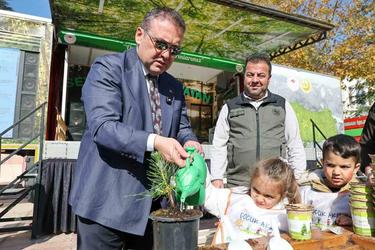Yeşil Vatan Tırı’nda öğrencilere doğa sevgisi aşılandı