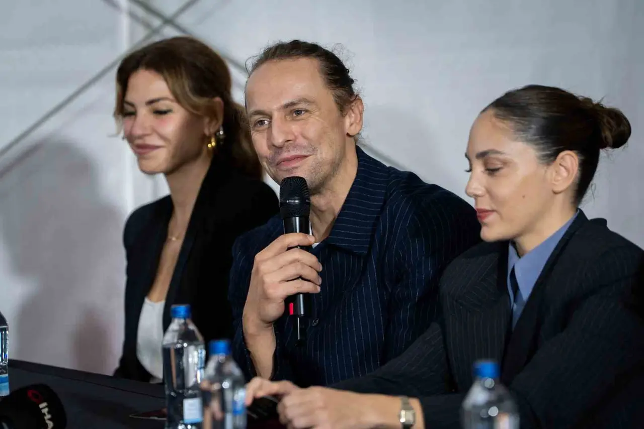 "Artakalan" filminin ilk gösterimi yapıldı, yönetmen ve oyuncular söyleşide seyirciyle buluştu