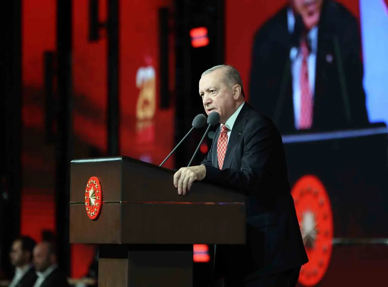 Cumhurbaşkanı Erdoğan: "Türkiye Cumhuriyetini muasır medeniyetler seviyesinin üzerine çıkarmak için var gücümüzle çalışmaya bugün bir kez daha söz veriyoruz"