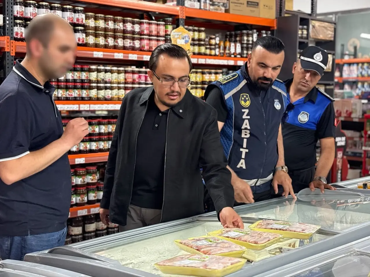 Sincan Belediyesi’nden müşteri çantalarını bantlayan ve dolaba koymaya zorlayan zincir markete sert tepki