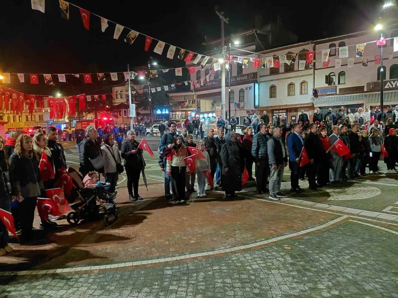 Mudurnu’da Cumhuriyet coşkusu fener alayı ile taçlandı